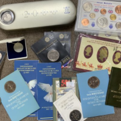 A collection of modern commemorative coinage. (B)