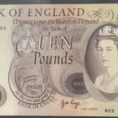 A collection of British banknotes to include a near mint &pound;10 M09, John Bradbury Type T16, F/64 &pound;1 note, 4 Andrew Bailey &pound;5 note consecutive serial number KJ21 . . . .74/77, Peppiatt B74H Blue, S54A &pound;1 notes, OBrian &pound;5 D57, Bank of England &pound;5 note Somerset 1980-88 C12. Plus a collection of Russian and German banknotes. (B)