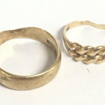 9 carat gold rings , 6.3g. Postage category a