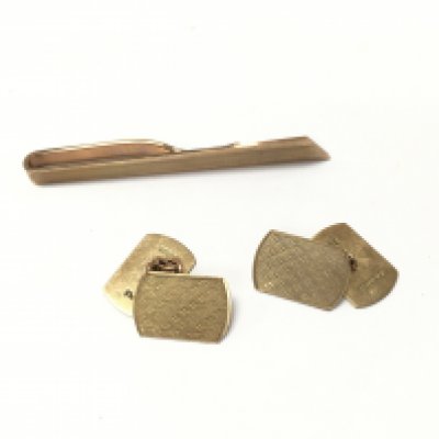 A 9ct gold pair of cufflinks with a 9ct gold bar tie clip. Approx weight 8.45 grams.