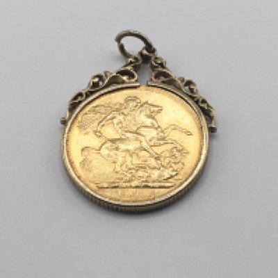 A George V gold Sovereign in a pendent mount. Total weight 9.7g