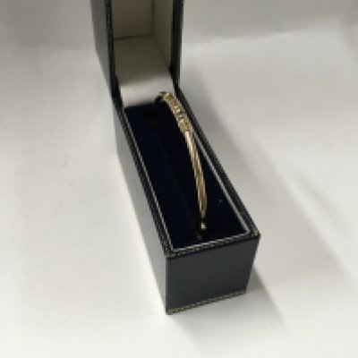 A 9ct gold bangle. Approx weight 4.7 grams.