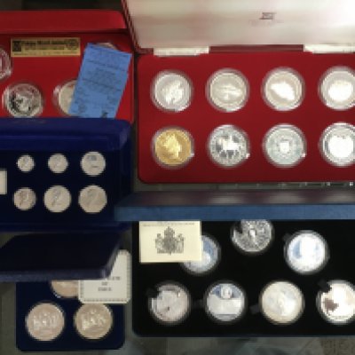A collection of cased silver Pobjoy mint proof sets. (B)