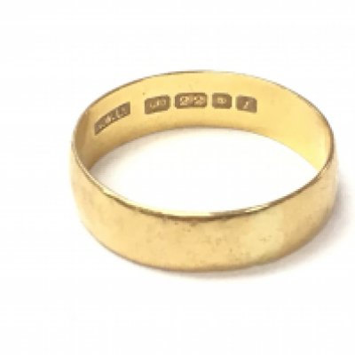 A 22ct gold wedding band 5.04g. Postage A