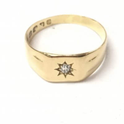 An 18ct gents ring. 3.6g and size T 1/2. Postage A