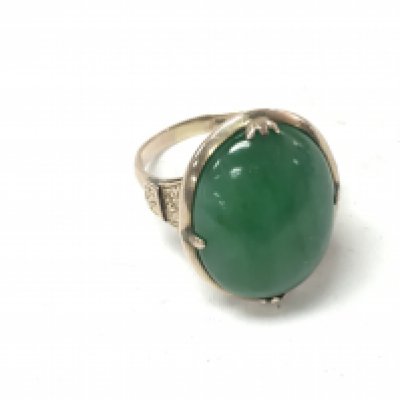 A vintage 9ct gold apple green jade ring. Size N and 7.81g total. Postage B
