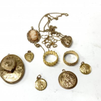 Mixed 9ct gold including 2 gold back and front lockets (gold weight 30) . Postage category A.