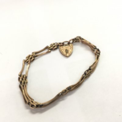 A 9ct gold gate bracelet with a heart clasp, Approx weight 4.80 grams.