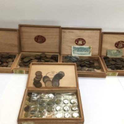 A large collection of assorted predominantly copper coinage. Postage B