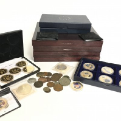 A collection of commemorative including The Queens Diamond Jubilee, Myths and Legends of Great Britain and other coins. Postage category C