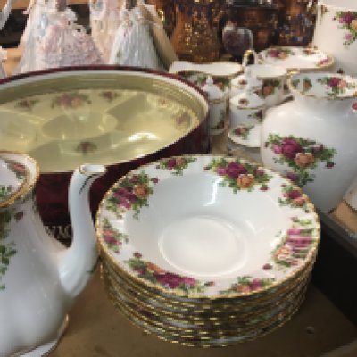 A Royal Albert old English Country Rose part tea set dinner set cake stand jug and bowl containers a boxed hors d&rsquo;oeuvre dish and other items.