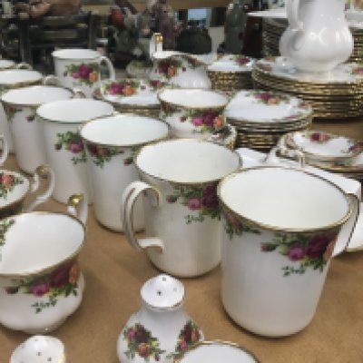 A large collection of Royal Albert country rose including dinner service/ tea and coffee set .