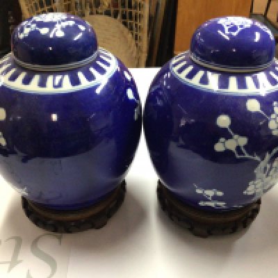A pair of Chinese porcelain vases.