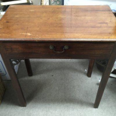 A George III mahogany side table with a single drawer, dimensions 40x68x70cm