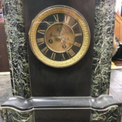 A large slate mantle the circular dial with Roman numerals. 38 cm x 30 cm . NO RESERVE