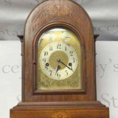 An Edwardian arched topped and inlaid chiming mantle clock. 44cm x 32cm x 21cm
