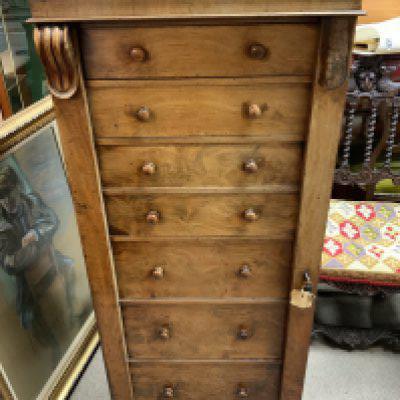 A large mahogany veneered wellington chest of drawers. 127cm x 55cm x 39cm.