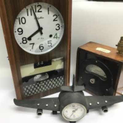 A vintage 30 day wall clock, voltmeter and a desk clock in the form of an airplane (3). Shipping category D