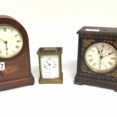 An Edwardian mantel clock a brass carriage clock and a black lacquer clock and one other. (4)