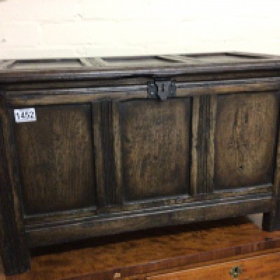 A small 18th Century style English oak panel trunk with a hinge top good condition. 65x40cm