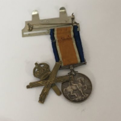 A I world war medal awarded to 403608. PTE FE STAPLEFORD LINCS REG. and a machine gun Corps cap badge (2)