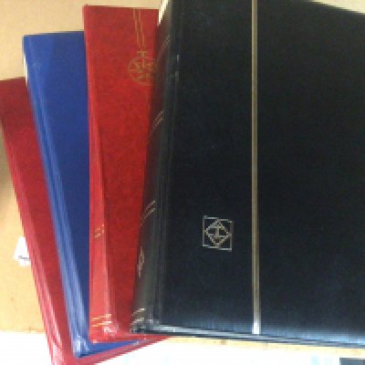 4 albums containing Australian postage stamps