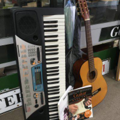 A Yamaha PSR 170 keyboard and stand, a Lorenzo Spanish guitar and accessories. Shipping category D.