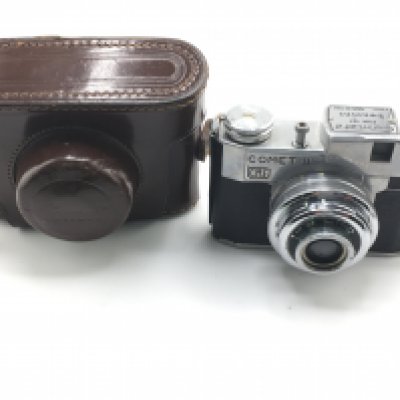 A vintage comet II camera in a fitted leather case. Postage B