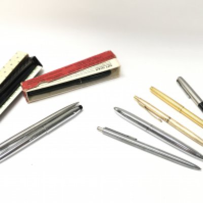 Pens including Paper Mate, Parker, Cross, Swan etc. Two boxed. Postage category B