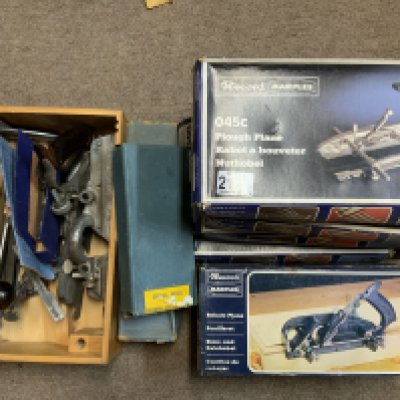 A good collection of Record carpentry tools to include x2 778 Rebate Planes, x4 045c Plough planes, all boxed, 080 Record cabinet Scraper, Cased Record Multiplane No.405, a collection of Record and Stanley boxed blades. ( D)