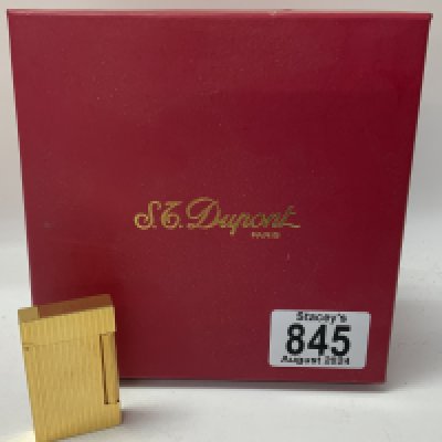 A vintage DuPont gilt metal lighter. (A)