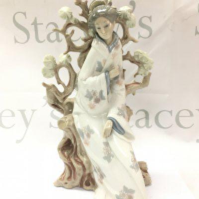 A Lladro porcelain Japanese Geisha figure , 30cm tall. This lot cannot be posted