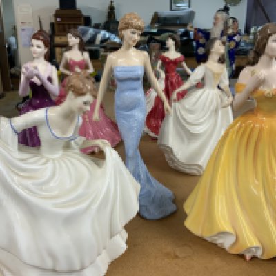7 Various Royal Doulton and Coalport porcelain figurines (7)