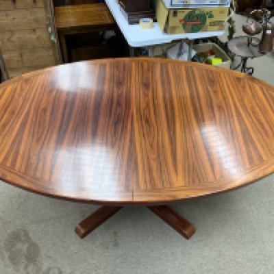 A 1970s Rosewood veneered oval dining table. 18cm x 120cm x 73cm. NO RESERVE