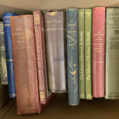 A good collection of vintage antique reference books and auction catalogues. (D)