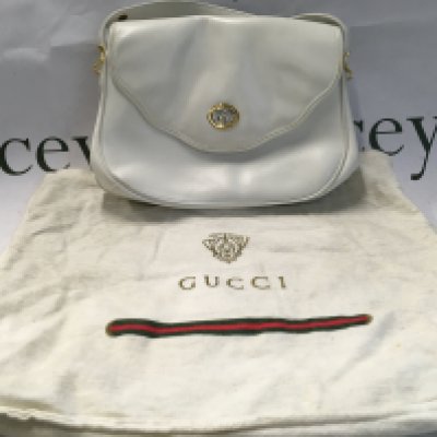 A leather Gucci evening bag with dust cover, postage category B. NO RESERVE
