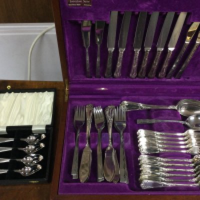 An canteen of assorted cutlery with a cased set of grapefruit spoons.