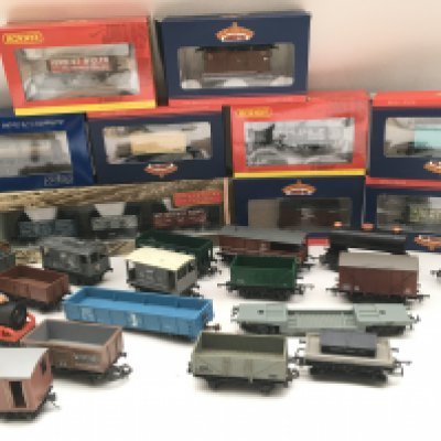 A Collection of Boxed And Loose 00 Gauge Wagons.