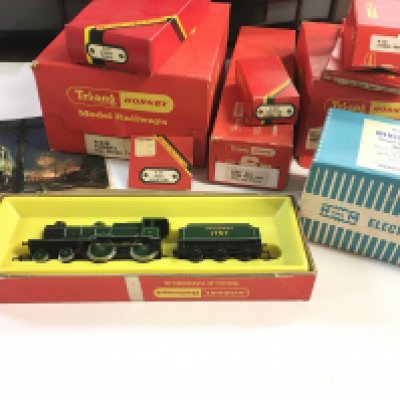 A Small Collection of Hornby 00 Gauge Boxed Track and Buildings And A S.R. 4-4-0 L.I Locomotive #R350.