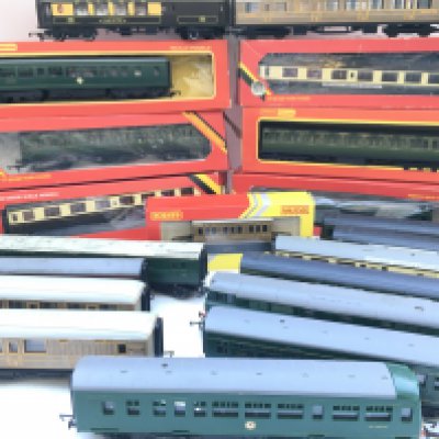 A Collection of 00 Gauge Locos. Boxed And Loose Coaches. No Reserve.
