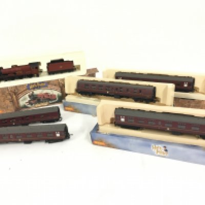 Hornby boxed Hogwarts Express locomotive with tender and 5 coaches.. 2 coaches unboxed. 00 gauge. No reserve