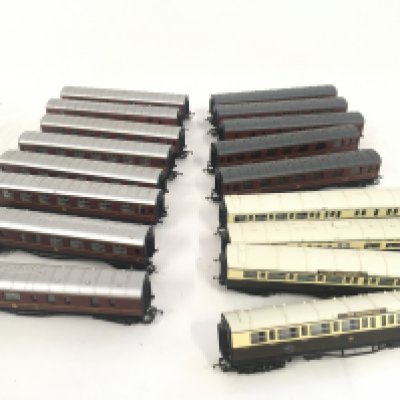 A collection of 17 loose model railway coaches by Hornby 00 gauge. No reserve.
