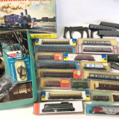 A Collection Boxed And Loose N Gauge Track. Coaches. Wagons And 2 Locomotives. No Reserve.
