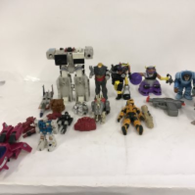 A mixed collection of vintage action figures from Thundercats..Transformers and Centurions with some accessories. No reserve