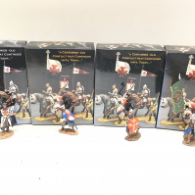 4 Boxed King And Country Crusaders Figures. A Bishop Of Tours. A Knight Fighting With Axe And Shield. Attacking With Axe And Wounded Saracen With Flag.(4).