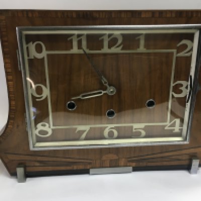 A 1930s art deco walnut inlaid mantle clock. Approx 33cmx24cm.