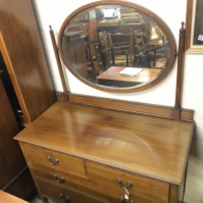 A Victorian mahogany dressing table, dimensions 52x106x154