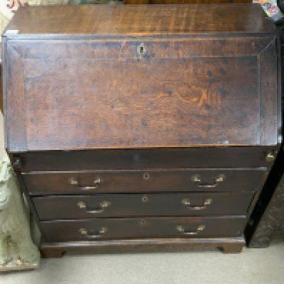 A George III oak drop flap bureau. 91cm x 100cm x 49cm