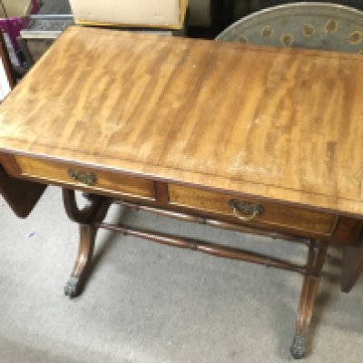 A reproduction mahogany sofa table 50x90x73cm