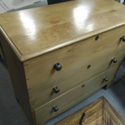 A pine chest of drawers, dimensions 45x95x88cm